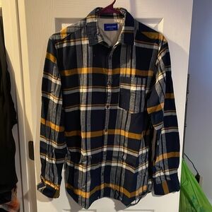 Men’s medium sized navy plaid casual button down